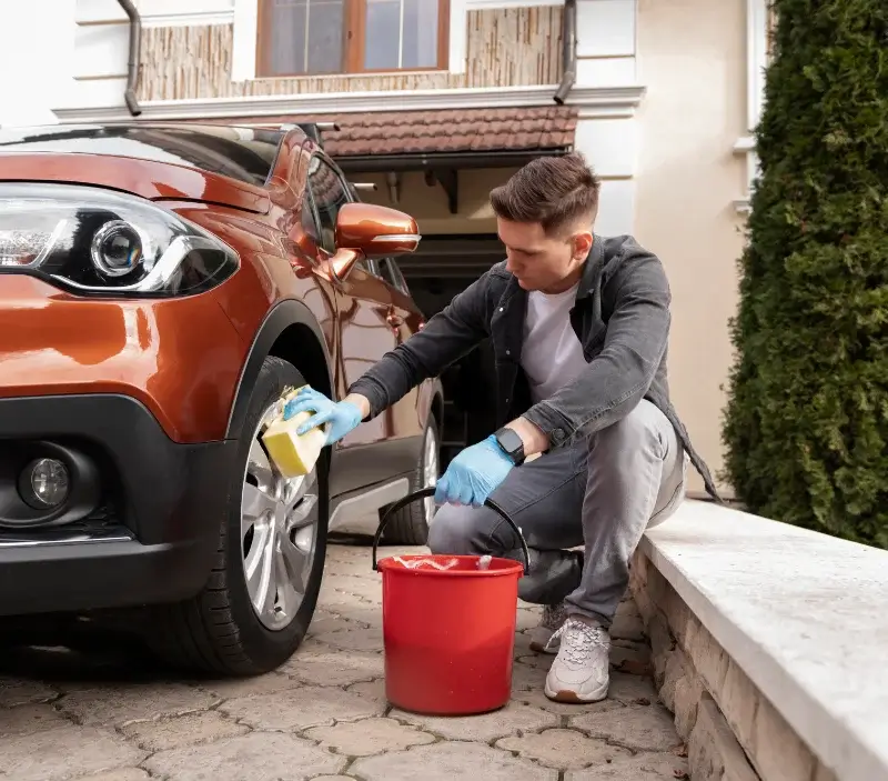 Lavage auto à domicile Valle-di-Mezzana : professionnel intervenant sur un véhicule